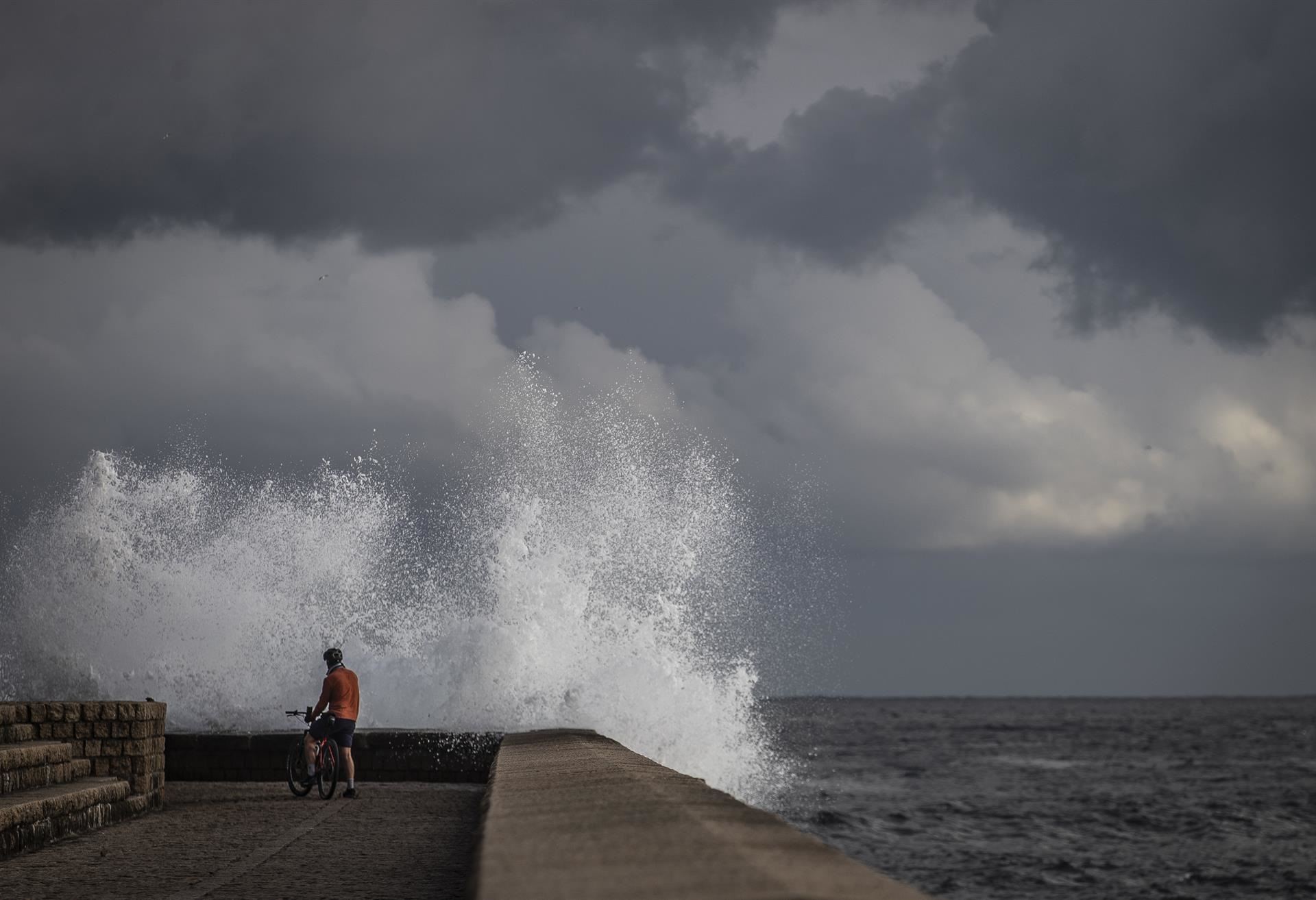 donostia san sebastian peine del viento haize orrazia olas olatuak nubes lainoak